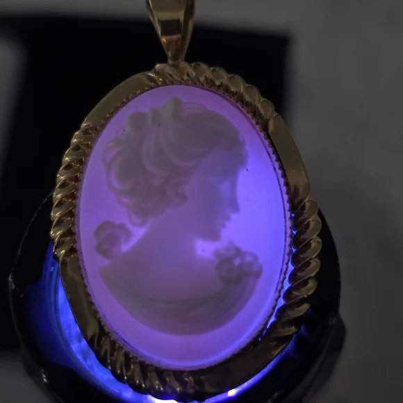 Vintage Cameo Gold Pendant - Picture 6 of 6